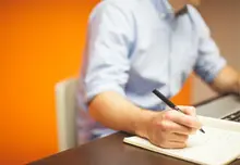 Ein Mann sitzt am Arbeitsplatz.