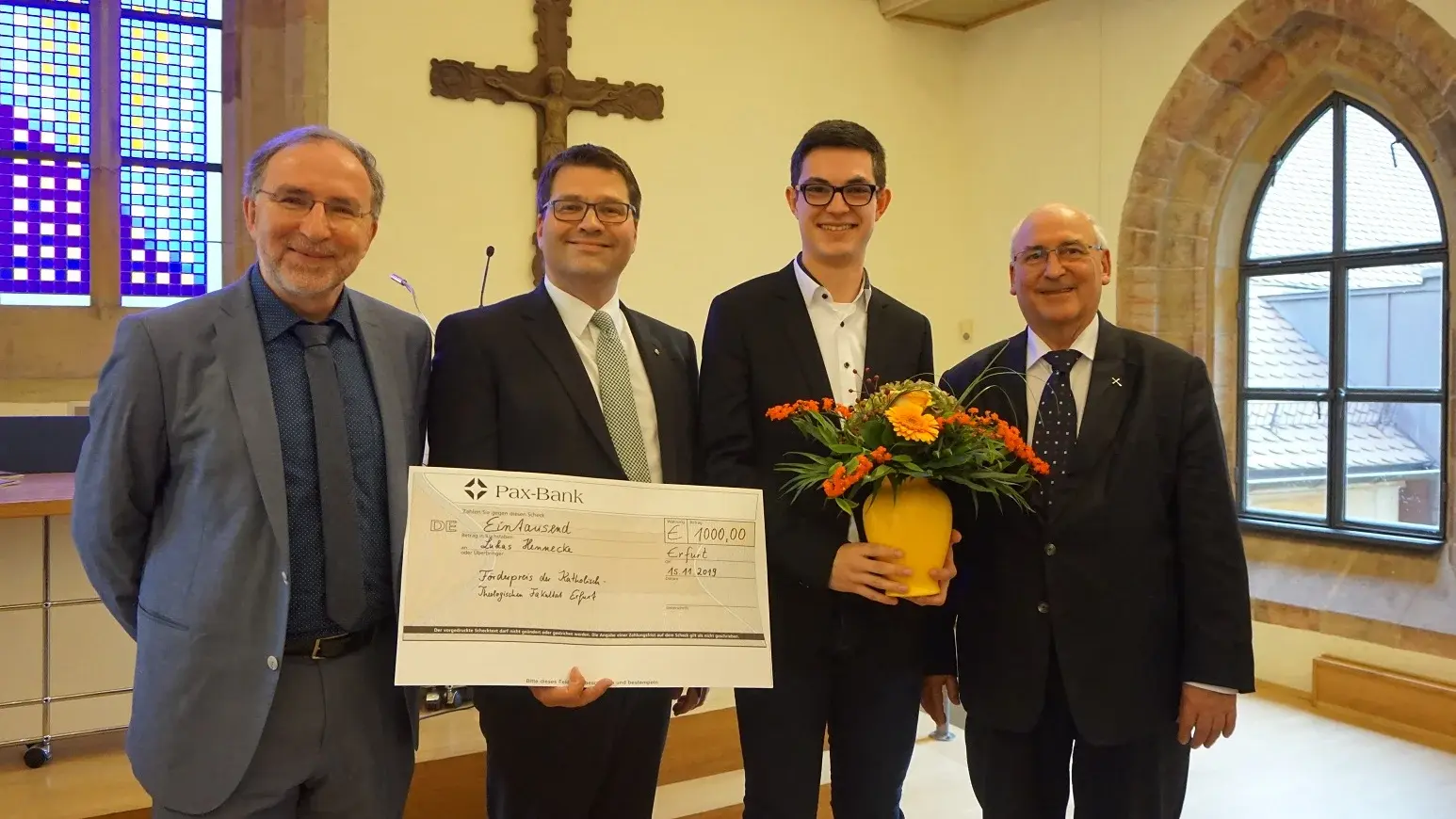  Lukas Hennecke erhält beim Patronatsfest der Katholisch-Theologischen Fakultät der Universität Erfurt, Albertus Magnus, 2019 den Förderpreis