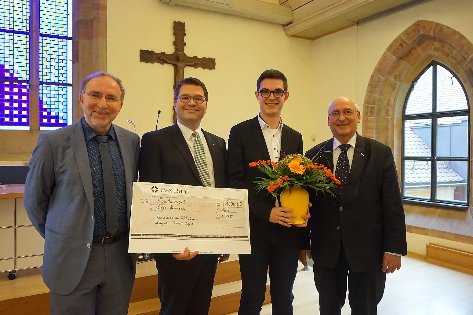  Lukas Hennecke erhält beim Patronatsfest der Katholisch-Theologischen Fakultät der Universität Erfurt, Albertus Magnus, 2019 den Förderpreis