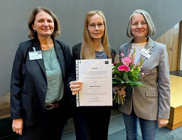 Dr. Antje Dallmann, Ekaterina Kizeeva und Prof. Dr. Beate Hampe bei der Preisverleihung.
