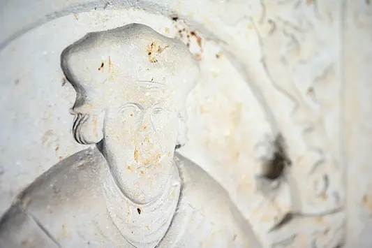 Ein Relief in der Domstraße 10, Katholisch-Theologische Fakultät der Universität Erfurt