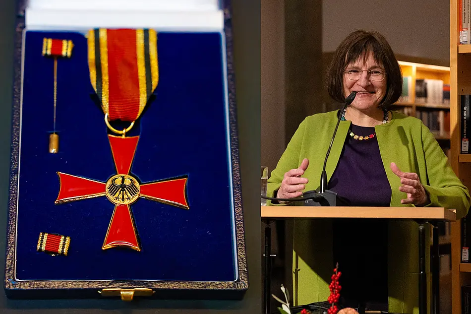 Bundesverdienstorden auf blauem Samtuntergrund, rechts PD Dr. Annegret Schüle am Rednerpult