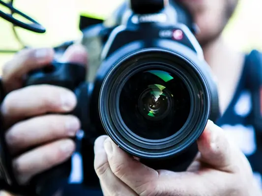 [Translate to English:] Journalist mit Kamera