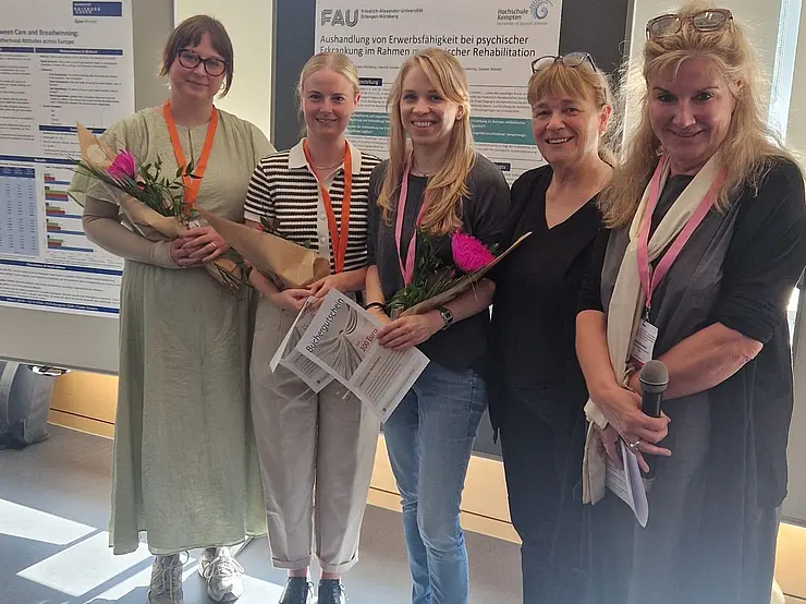 Alicia Göthe steht mit den anderen Preisträgerinnen vor den prämierten wissenschaftlichen Postern.