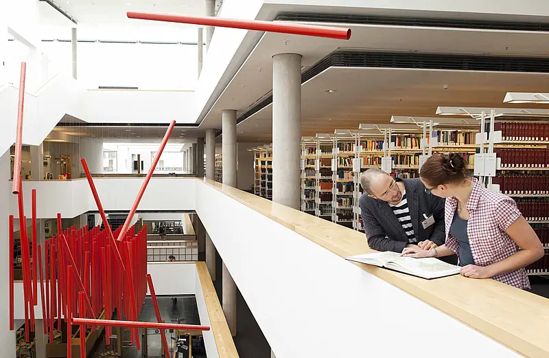 Studierende in der Universitätsbibliothek der Universität Erfurt