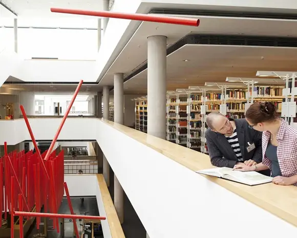 Studierende in der Universitätsbibliothek der Universität Erfurt