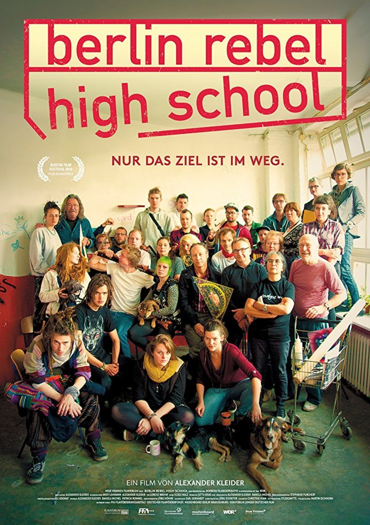 Film-Plakat "Berlin Rebel High School" (Gruppenfoto der Schüler_innen und Lehrer_innen)