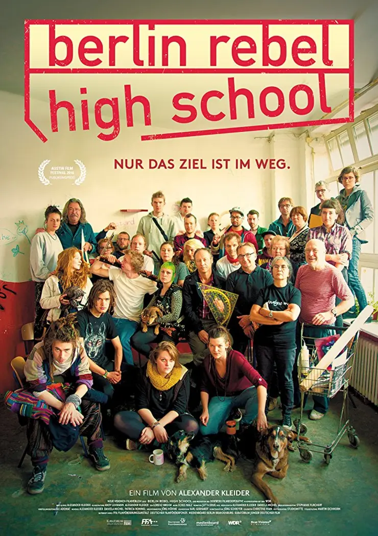 Film-Plakat "Berlin Rebel High School" (Gruppenfoto der Schüler_innen und Lehrer_innen)