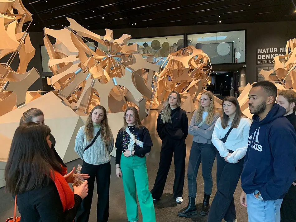 Studierende im Museum