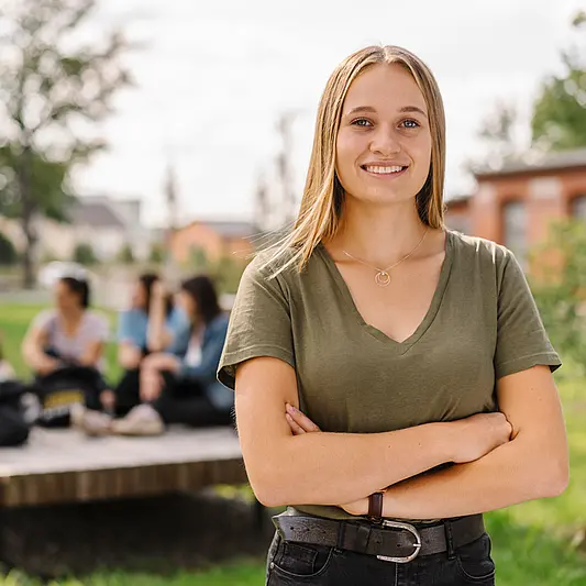 Studentin auf dem Campus