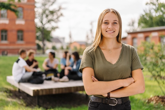 Studierende vor der Willy Brandt School Erfurt