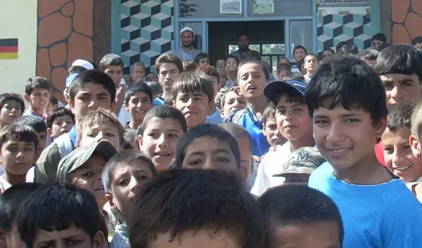 Kinder vor einer Schule in Afghanistan