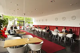 Innenansicht des Café Hilgenfeld in der Bibliothek der Universität Erfurt