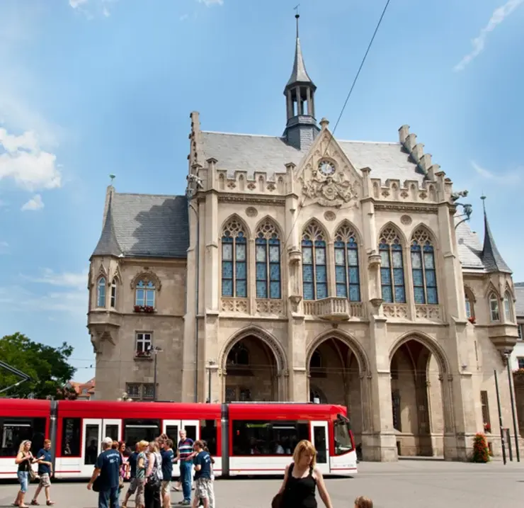 Eine Straßenbahn fährt vor dem Erfurter Rathaus über den Fischmarkt