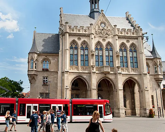Eine Straßenbahn fährt vor dem Erfurter Rathaus über den Fischmarkt