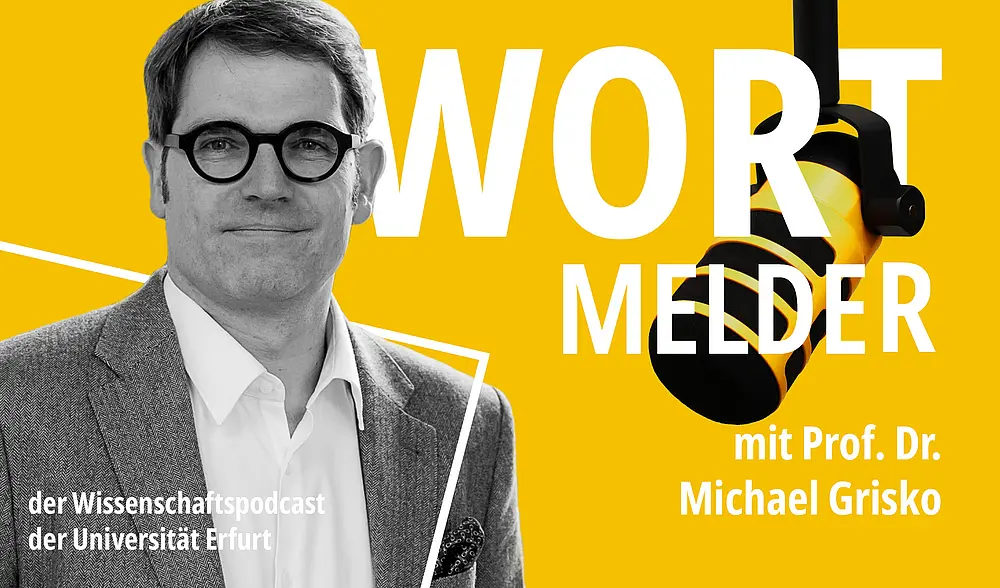 links im Bild schwarz-weiß Porträtfoto von Prof. Dr. Michael Grisko mit kurzen dunklen Haaren, schwarzer Brille und weißem Hemd unter grauem Jacket, gelber Hintergrund, Text: WORTMELDER der Wissenschaftspodcast der Universität Erfurt