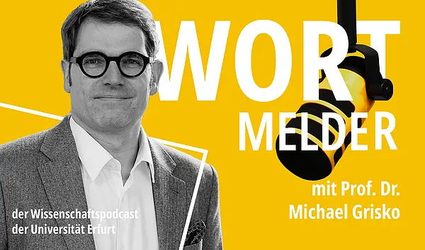 links im Bild schwarz-weiß Porträtfoto von Prof. Dr. Michael Grisko mit kurzen dunklen Haaren, schwarzer Brille und weißem Hemd unter grauem Jacket, gelber Hintergrund, Text: WORTMELDER der Wissenschaftspodcast der Universität Erfurt