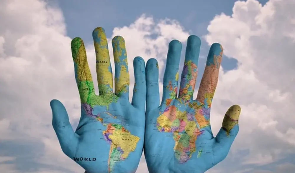 Hände mit aufgemalter Weltkarte