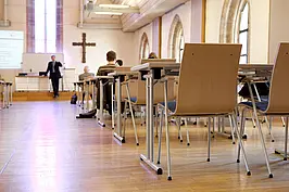 Blick ins Auditorium Coelicum, Domstraße 10, Katholisch-Theologische Fakultät, Universität Erfurt