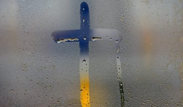 Kreuz am Fenster