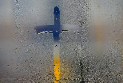 Kreuz am Fenster