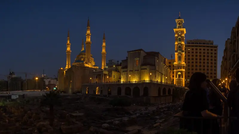Eine beleuchtete Moschee bei Nacht
