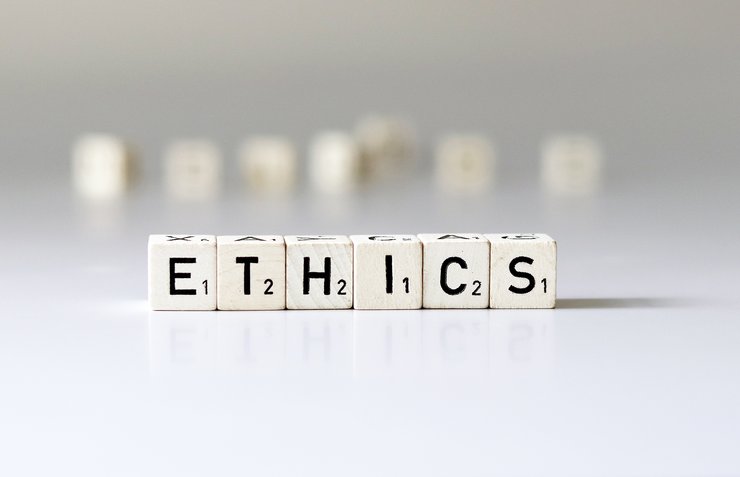 Das Wort Ethics mit Scrabblesteinen
