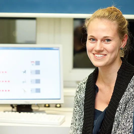 Forschung ErfurtLab Teilnehmerin vor Computer