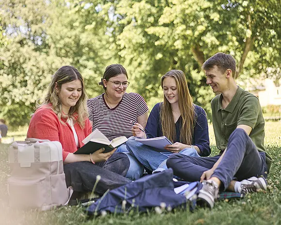 Studierende Gruppe Wiese Campus Frühling