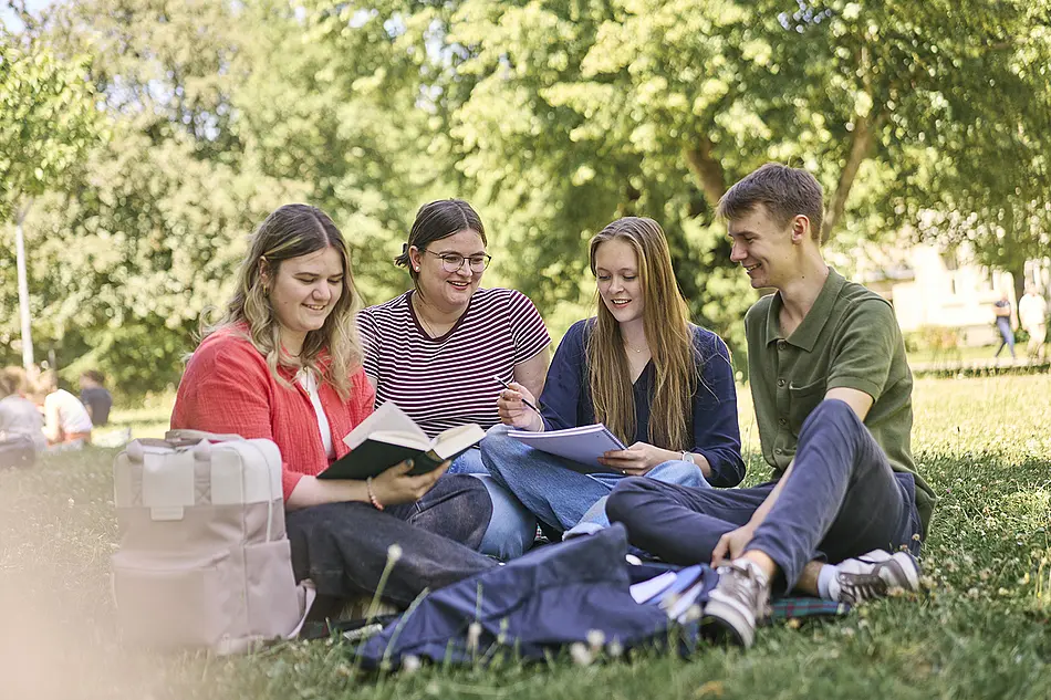 Studierende Gruppe Wiese Campus Frühling