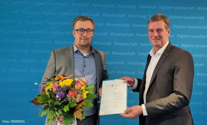 Ernennung von Christian Schellhardt (l.) zum Kanzler der Uversität Erfurt durch Carsten Feller (Staatssekretär TMWWDG)ni