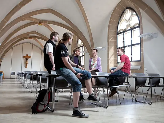 Studierende sitzen im Hörsaal Kiliani, Domstraße 10, Katholisch-Theologische Fakultät, Universität Erfurt