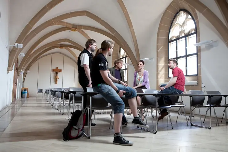 Studierende sitzen im Hörsaal Kiliani, Domstraße 10, Katholisch-Theologische Fakultät, Universität Erfurt
