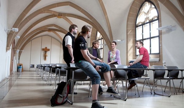 Studierende sitzen im Hörsaal Kiliani, Domstraße 10, Katholisch-Theologische Fakultät, Universität Erfurt