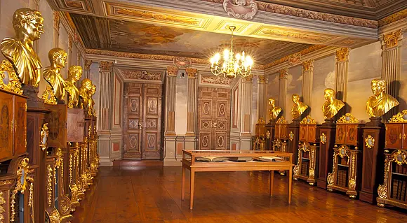 Münzkabinett auf Schloss Friedenstein, goldene Statuen, Kronleuchter und herrlicher Parkettboden