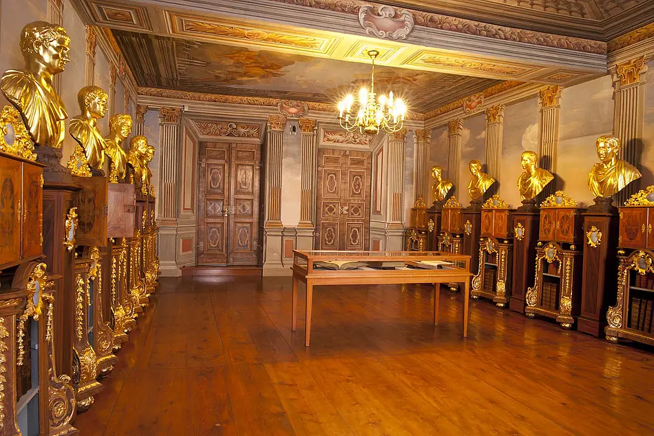 Münzkabinett auf Schloss Friedenstein, goldene Statuen, Kronleuchter und herrlicher Parkettboden