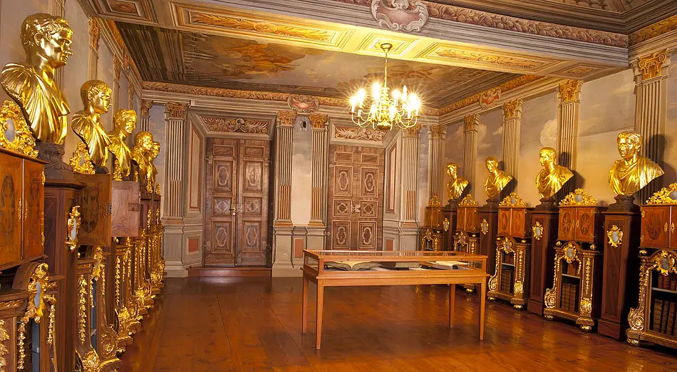 Münzkabinett auf Schloss Friedenstein, goldene Statuen, Kronleuchter und herrlicher Parkettboden