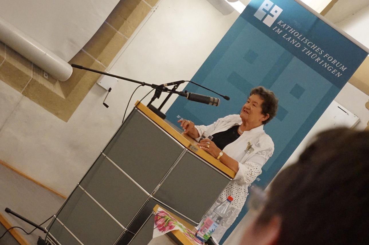 Dagmar Schipanski bei ihrem Vortrag am Rednerpult im Rahmen der Kreuzgang-Gespräche