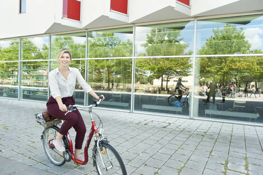 Studentin auf dem Fahrrad vor der Bibo Uni Erfurt