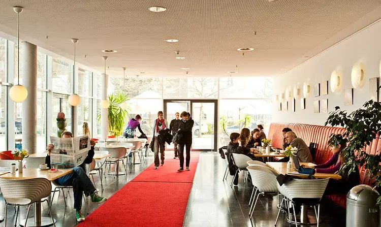 Das Cafe Hilgenfeld neben der Universitätsbibliothek der Universität Erfurt