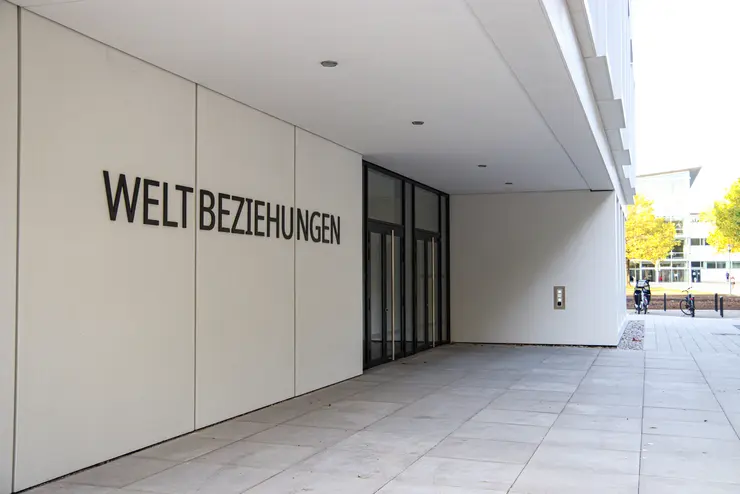 "Weltbeziehungen" research building