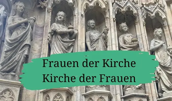 Nahaufnahme der Figuren am Jungfrauenportal des Erfurter Doms und darübergelegt der Veranstaltungstitel "Frauen der Kirche - Kirche der Frauen"