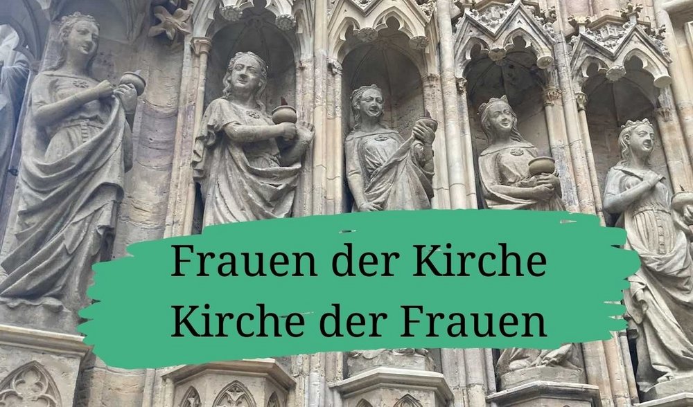 Nahaufnahme der Figuren am Jungfrauenportal des Erfurter Doms und darübergelegt der Veranstaltungstitel "Frauen der Kirche - Kirche der Frauen"