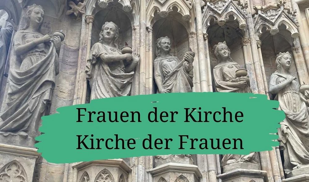 Die klugen Jungfrauen am Dom zu Erfurt mit Schriftzug "Frauen der Kirche - Kirche der Frauen"