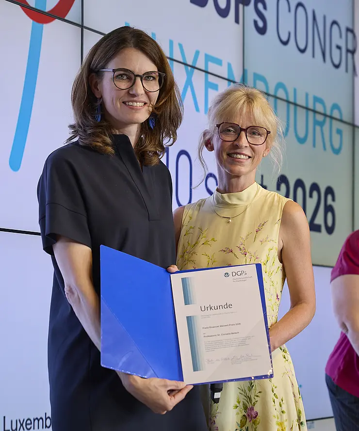 Prof. Dr. Cornelia Betsch mit einer weiteren Frau und Preisurkunde in den Händen