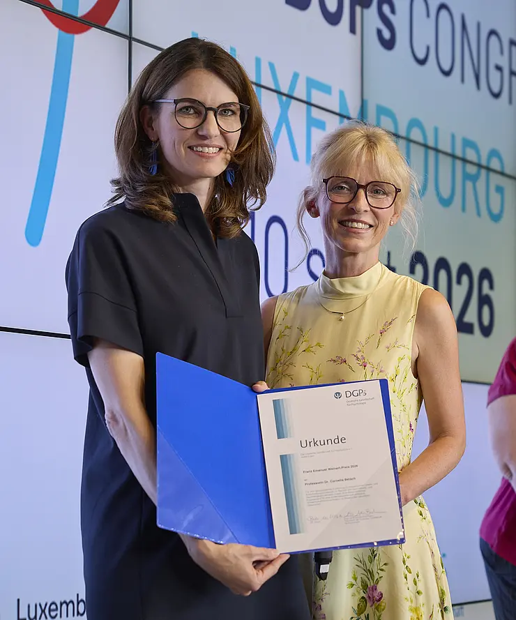 Prof. Dr. Cornelia Betsch mit einer weiteren Frau und Preisurkunde in den Händen