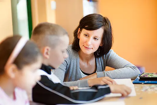Studentin leitet Kinder an