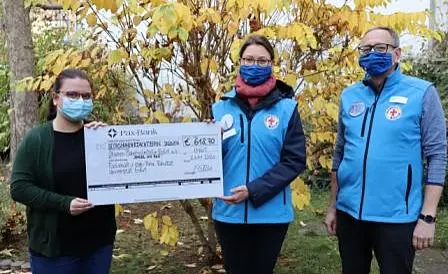 Paula Greiner-Bär, Sprecherin der Fachschaft Katholische Theologie an der Universität Erfurt (v. li.) überreicht den Spendenscheck an Magdalena Steinhöfel und Hubertus Schönemann von der Bahnhofsmission Erfurt. 