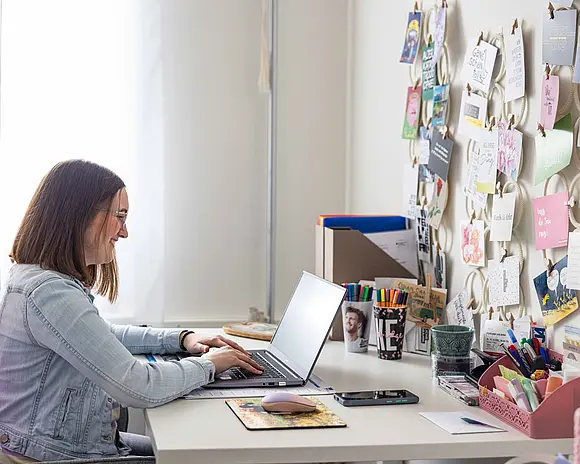 Studentin im Wohnheim Wohnen