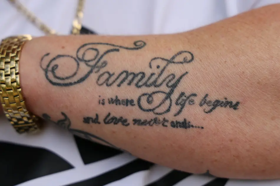 Tattoo auf Unterarm mit dem Text: Family is where life begins and love never ends
